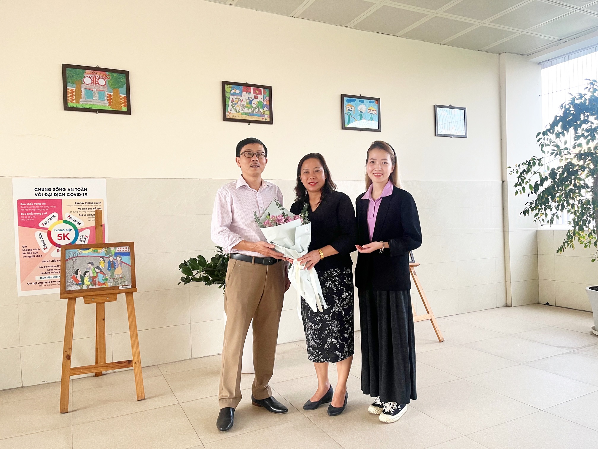 (Từ phải qua trái: Ms Haley Phan, CEO, Raise Ms Nguyễn Thị Thanh Vân, Hiệu trưởng trường tiểu học Hoàng Hoa Thám